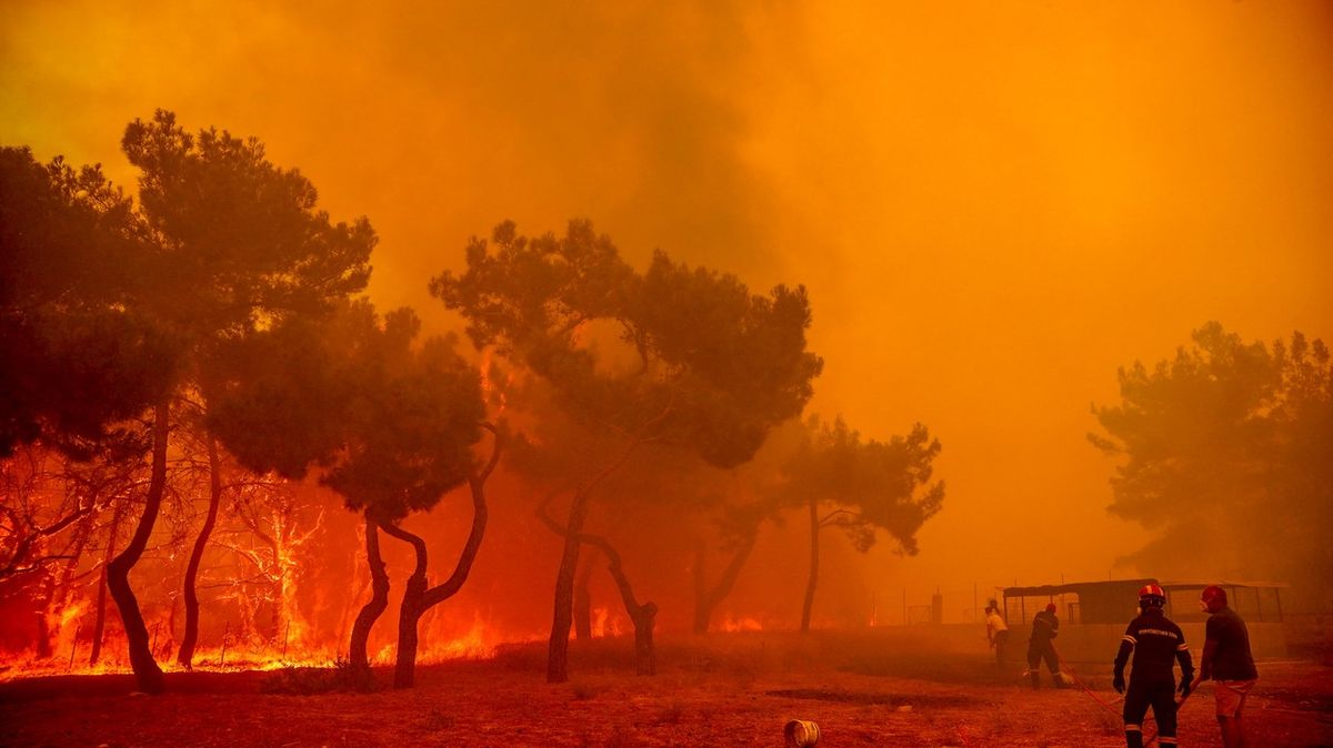 V Řecku hasiči bojují s požárem u národního parku Dadia, hoří i na Lesbu